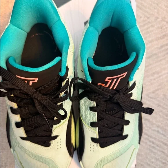 Barely worn, Jordan Tatum 2 Mint Foam/lava Glow Black, size 5.5Y - Picture 3 of 8
